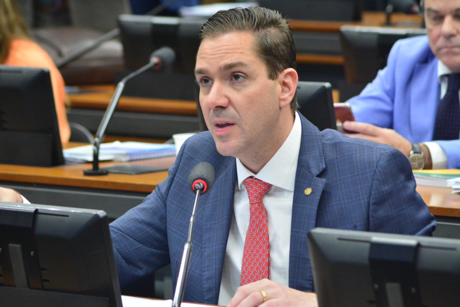 Aprovado projeto de Eduardo Bismarck que dá prazo para conexão de residência à rede elétrica