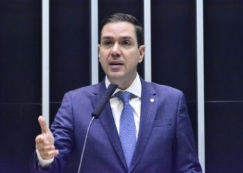 Sancionado projeto de Eduardo Bismarck que define 10 de maio como o Dia Nacional do Guia de Turismo