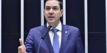 Sancionado projeto de Eduardo Bismarck que define 10 de maio como o Dia Nacional do Guia de Turismo