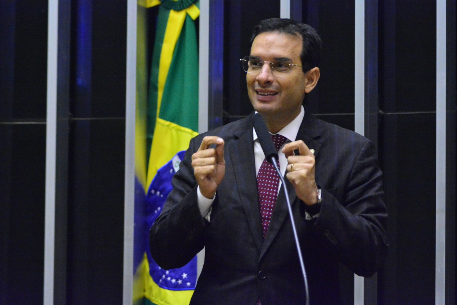 Proposta de Léo Prates autoriza criança com até doze anos a pagar 50% do valor da passagem aérea