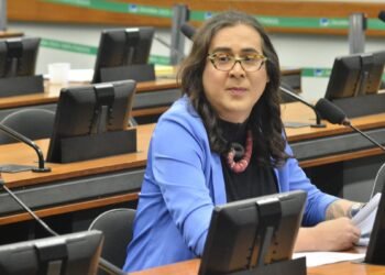 Vai à sanção projeto de Duda Salabert que obriga escolas públicas a fornecer água potável