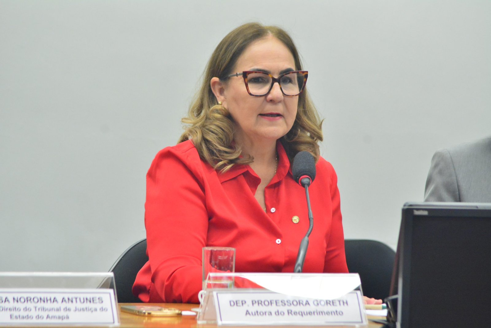 Professora Goreth debate com especialistas a eficácia da pedagogia restaurativa no combate à violência escolar