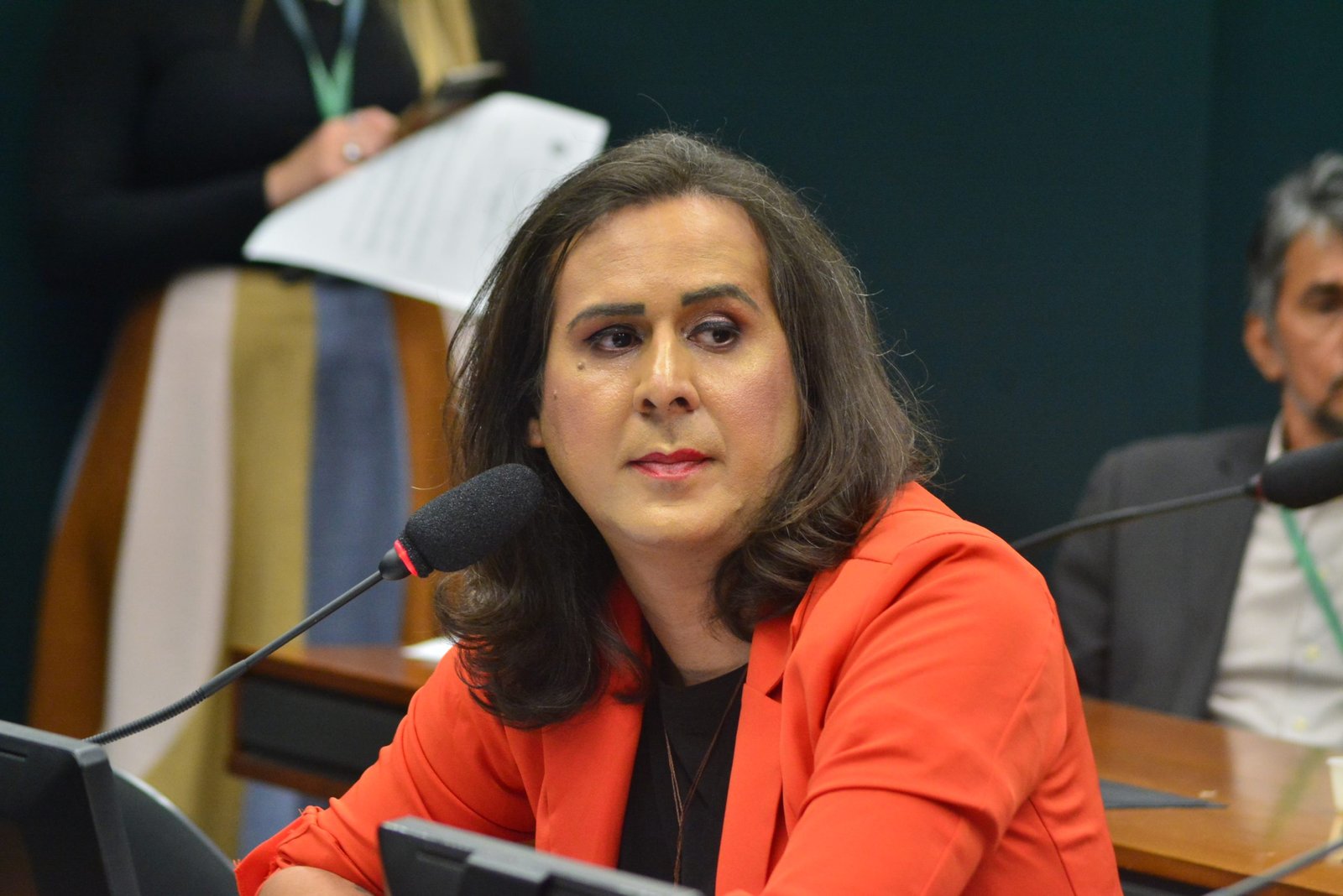 Duda Salabert sugere à ANAC uso do nome social de pessoas trans na aviação civil