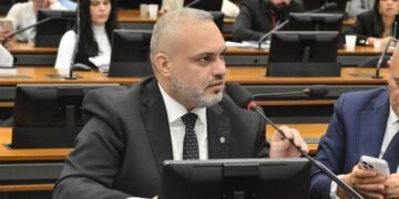 Comissão aprova atendimento em Libras em órgãos públicos, concessionárias e bancos