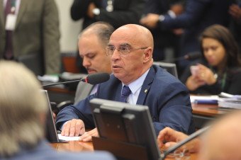 Projeto proíbe produção e importação de espumas recreativas por aerossol