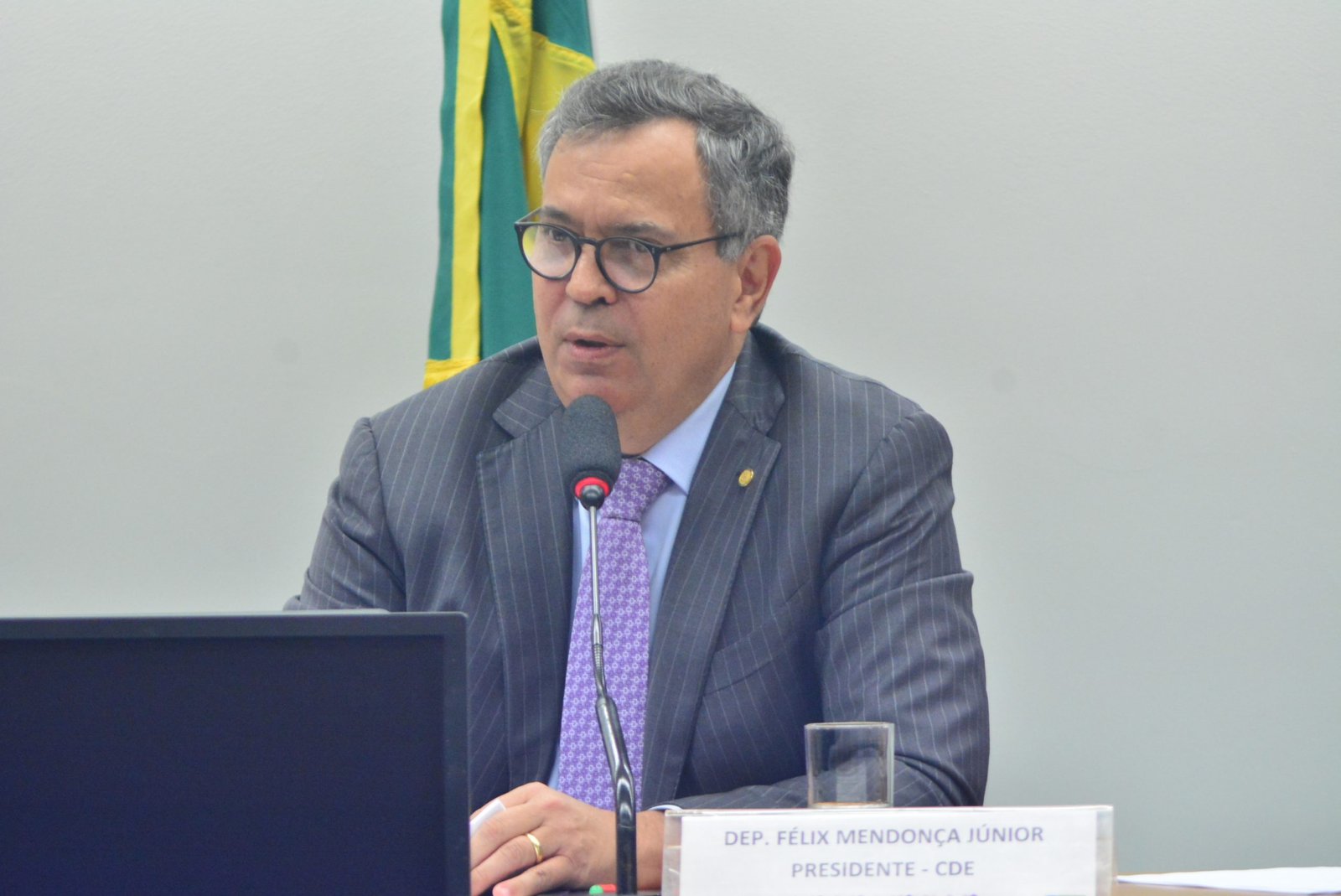 Projeto de Félix Mendonça Jr. sobre tributação de mercadoria comercializada pela internet é tema de debate na Câmara