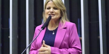 Flávia Morais apresenta projeto com desconto previdenciário diferenciado para catadores de recicláveis