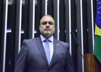 Comissão aprova projeto com auxílio financeiro para cuidador familiar não remunerado de pessoa idosa ou com deficiência