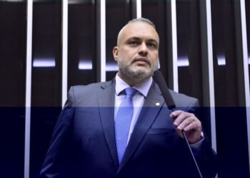 Proposta de Marcos Tavares prevê o uso do FGTS para custear tratamento médico da pessoa com TEA