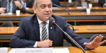 Comissão aprova parecer de Max Lemos a projeto que cria o Cartão Reconstruir para casas em área atingida por desastres