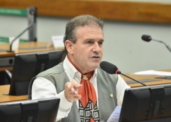 Comissão aprova vacinação em casa para idosos e pessoas com deficiência