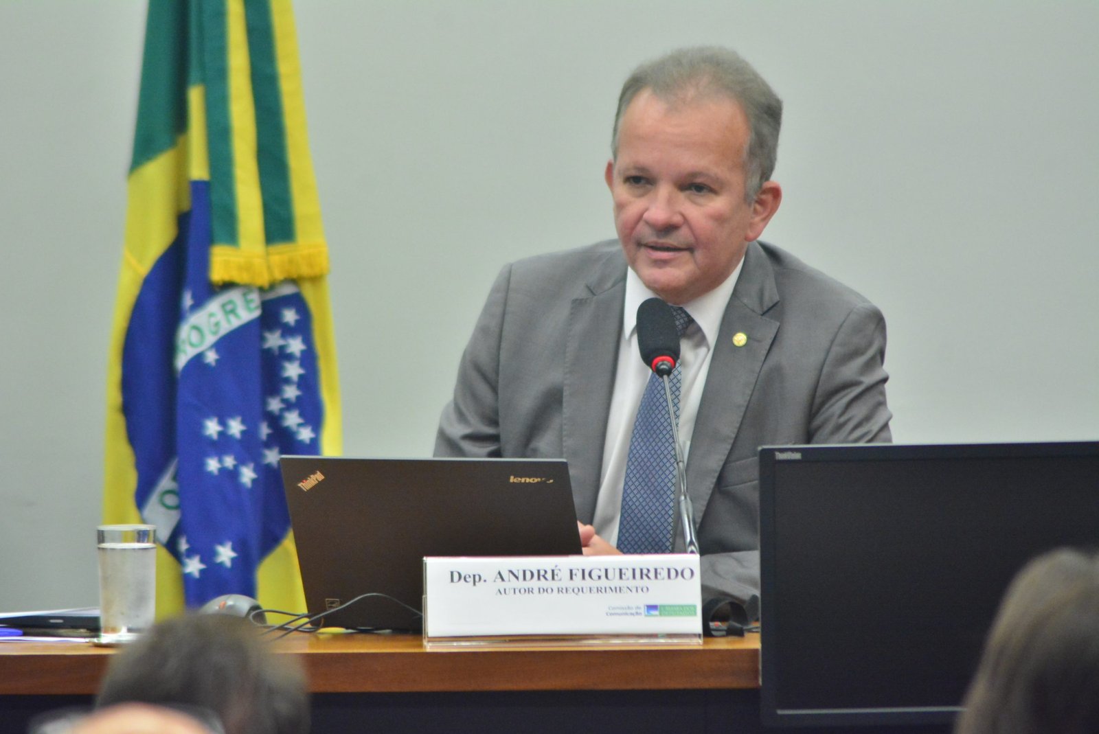 Comissão de Saúde aprova projeto de André Figueiredo que prioriza atendimento de profissionais da saúde em estabelecimentos diversos