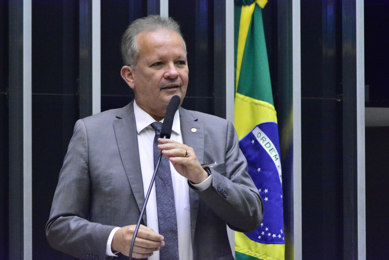 Aprovado projeto de André Figueiredo sobre o uso de recurso financeiro para manutenção e desenvolvimento do ensino