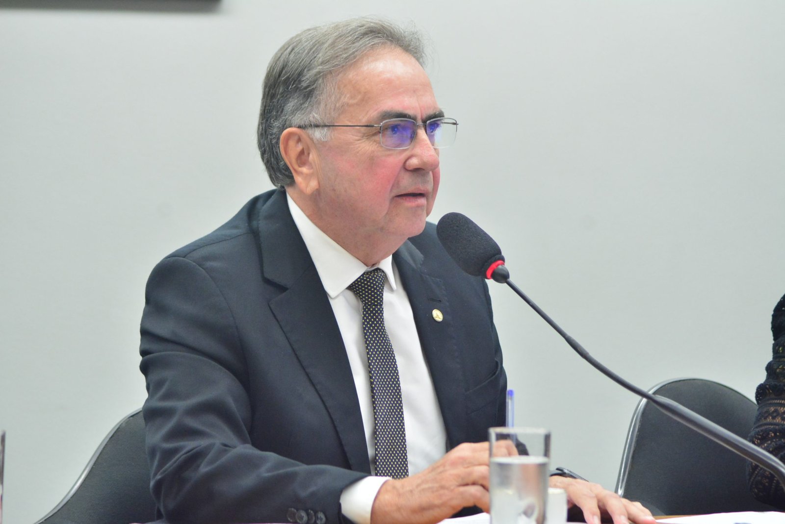 Cultura aprova projeto de Leônidas Cristino que dá o nome do cantor Belchior ao terminal marítimo de Fortaleza