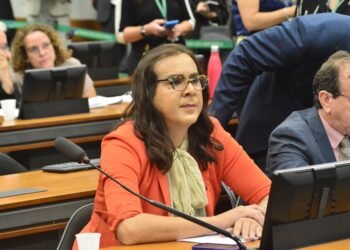 Comissão de Meio ambiente aprova projeto de Duda Salabert que aumenta pena por uso indevido de agrotóxicos