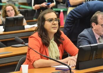 Comissão aprova projeto de Duda Salabert que proíbe separar alunos bolsistas em escolas privadas e comunitárias