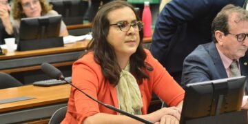 Comissão aprova projeto de Duda Salabert que proíbe separar alunos bolsistas em escolas privadas e comunitárias