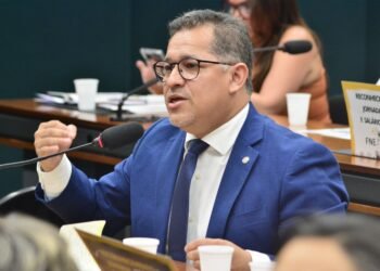 Comissão aprova projeto com prazo para plataformas digitais removerem fake news que cause danos à saúde