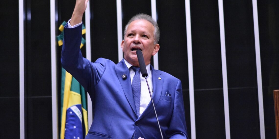 André Figueiredo propõe alterar leis para garantir escola à mulher vítima de violência