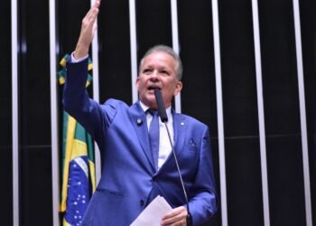 André Figueiredo propõe alterar leis para garantir escola à mulher vítima de violência