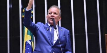 André Figueiredo propõe alterar leis para garantir escola à mulher vítima de violência