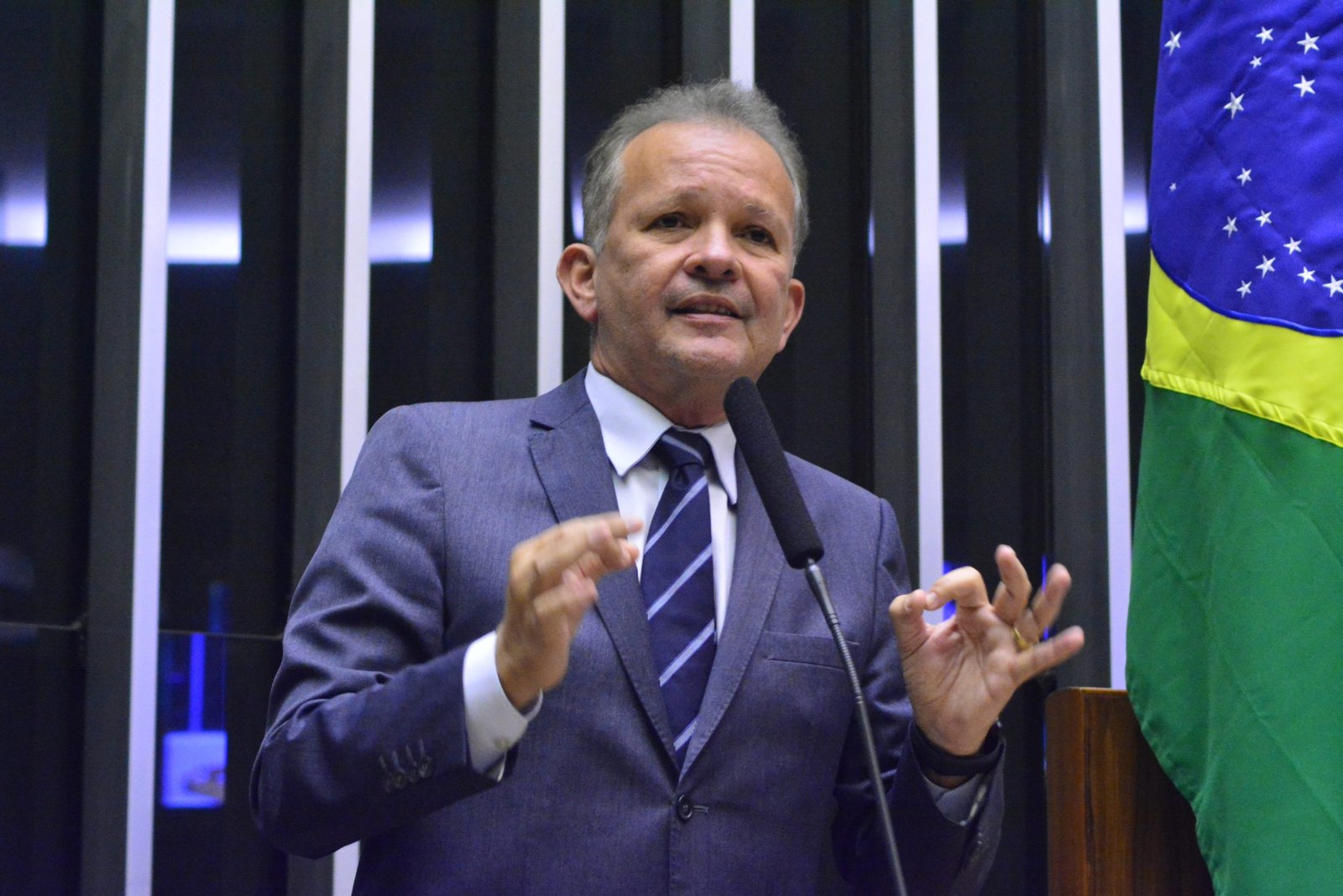 Câmara analisa PEC de André Figueiredo que classifica oficial de justiça como carreira típica de estado