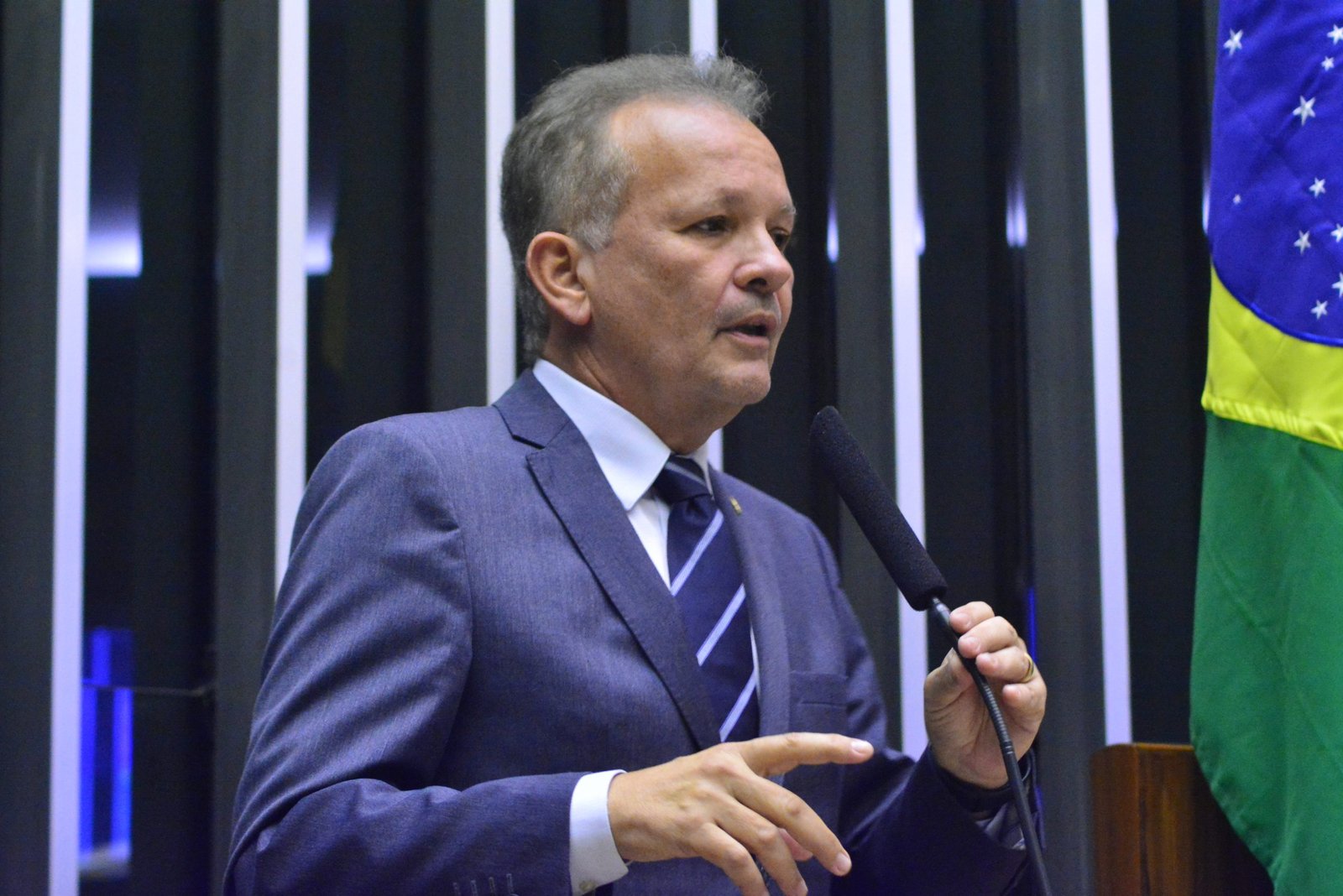 André Figueiredo pede informações ao ministro da Fazenda sobre empréstimos consignados em bancos públicos