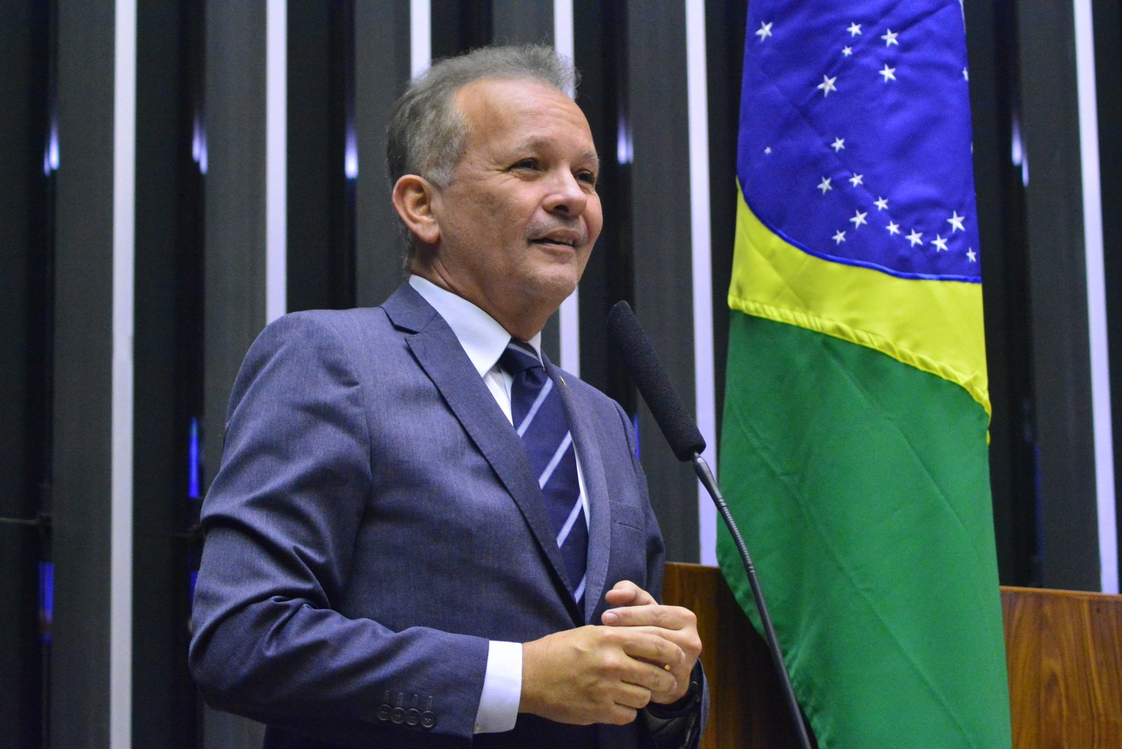 Projeto de André Figueiredo regula tempo de permanência na área de embarque e desembarque na frente de aeroportos