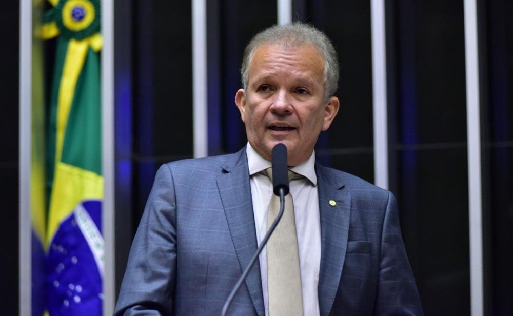 André Figueiredo recebe a medalha “Boticário Ferreira” na Câmara Municipal de Fortaleza