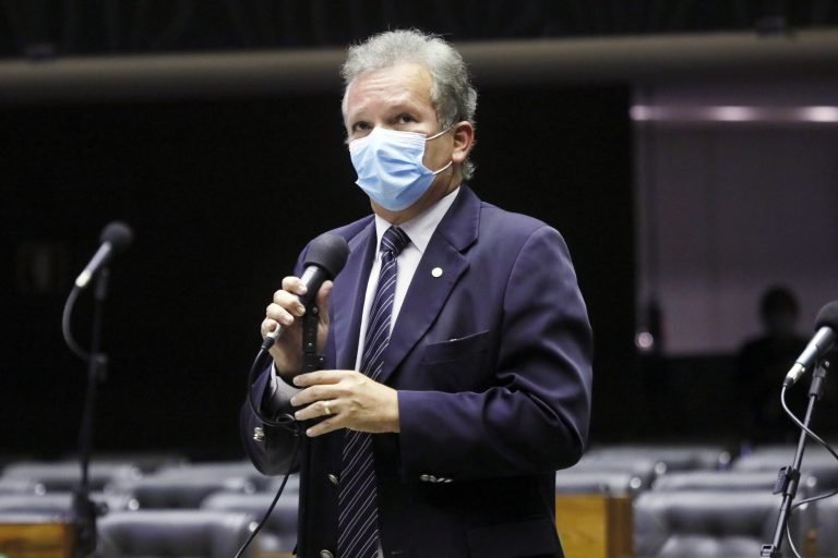 CCJ aprova projeto de André Figueiredo que altera a Lei de Diretrizes e Bases da Educação e CLT