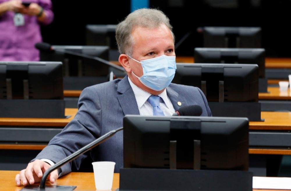 Comissão aprova parecer de André Figueiredo a projeto que prevê avaliação do programa Auxílio Brasil
