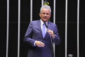 André Figueiredo propõe alterações em projeto que regulamenta securitização da dívida pública