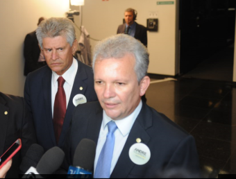 Comissão discute projeto relativo a pesquisa clínica com seres humanos