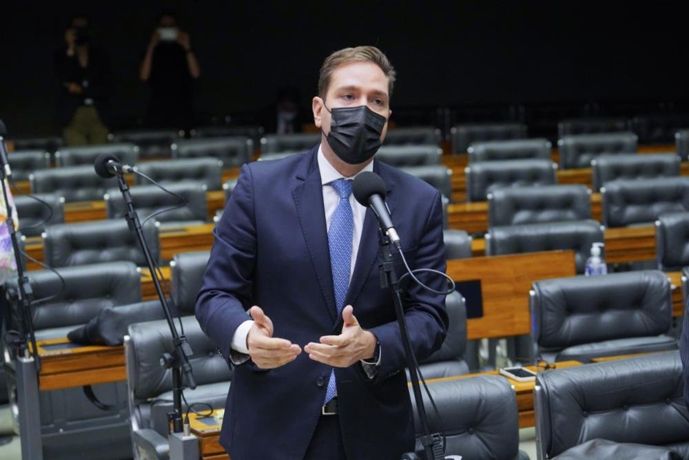 Comissão aprova projeto de Eduardo Bismarck que fixa piso salarial para secretários escolares