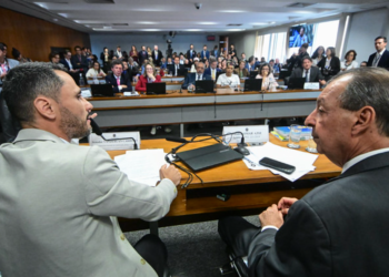 CCJ do Senado aprova PEC do fim da escala 6×1 na íntegra