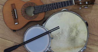 Projeto de Chico D’Angelo que protege produção brasileira de instrumentos do samba vira lei