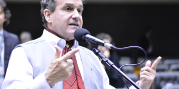 Câmara analisa proposta de Pompeo de Mattos para indenizar servidor comissionado demitido