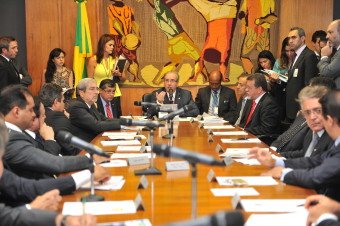 Plenário pode votar MPs sobre dívida de clubes e reforma administrativa