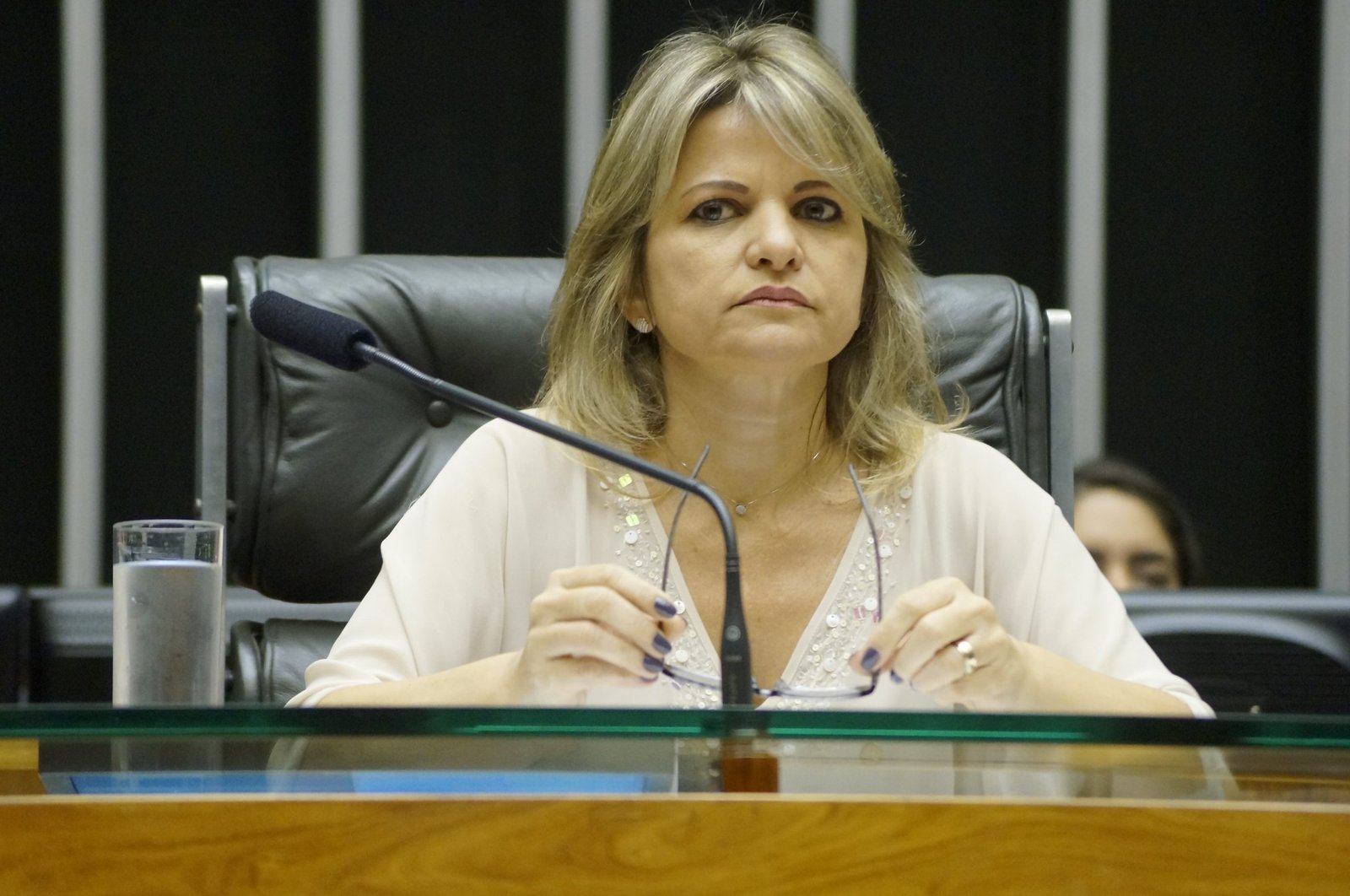 Proposta de Flávia Morais institui lei para tratamento do desvio na coluna vertebral