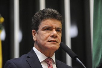 Deoclides Macedo entrega manifesto para melhoria do aeroporto de Imperatriz