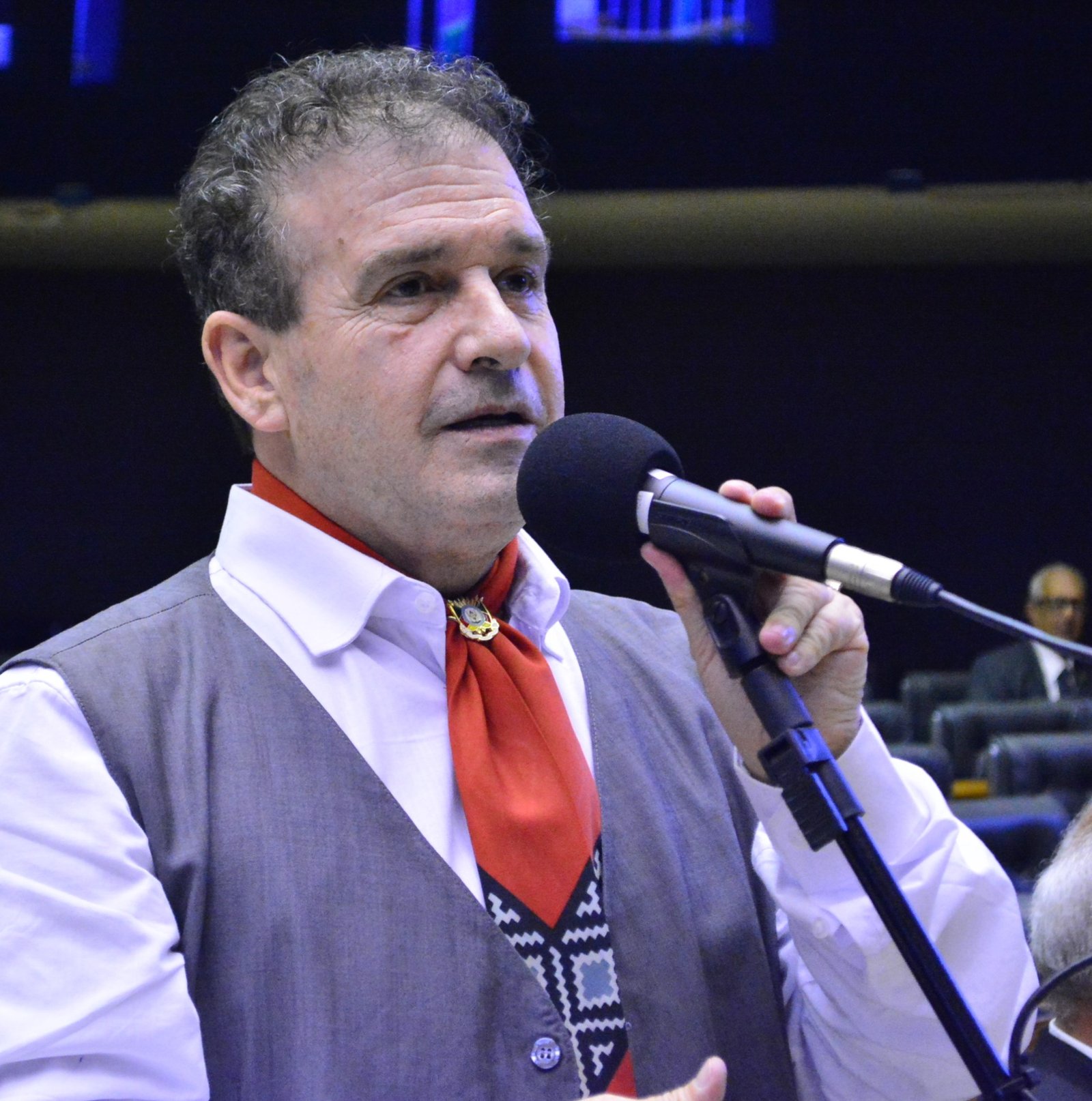 Projeto da Pompeo de Mattos garante vagas em estacionamentos para pessoas com autismo