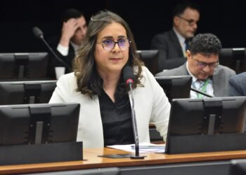 Tentar mudar a orientação sexual do indivíduo poderá causar ao infrator penalidades previstas em lei