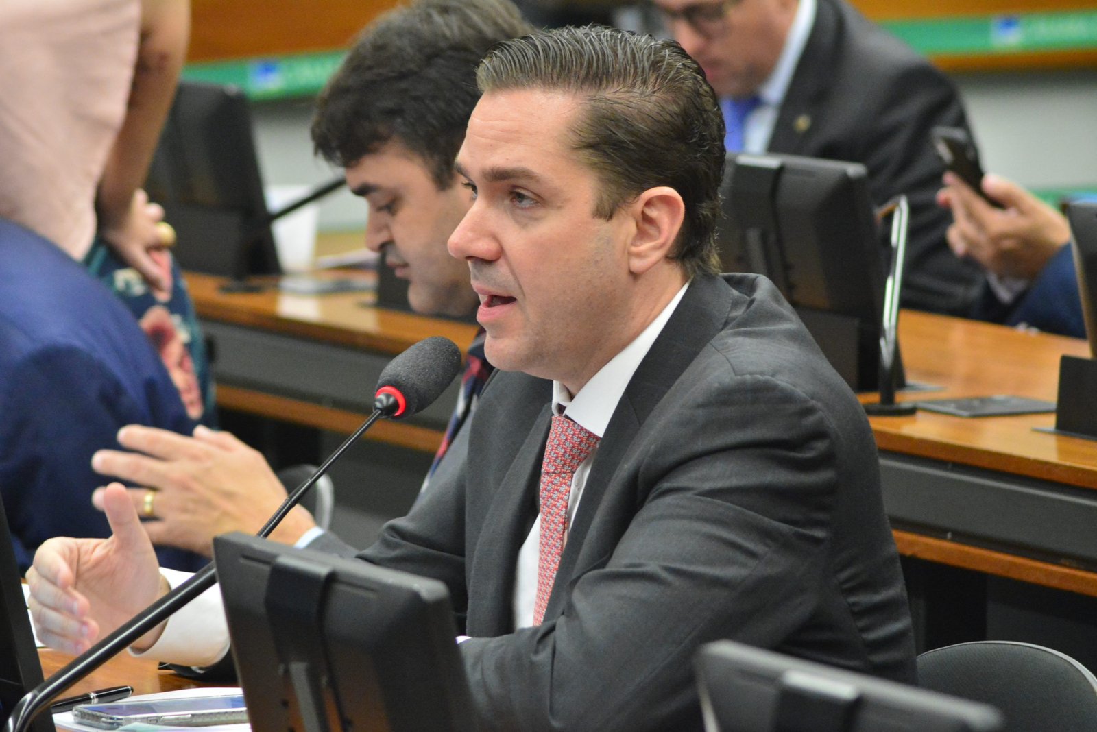 Senado vai analisar projeto de Eduardo Bismarck que destina celulares apreendidos a escolas públicas