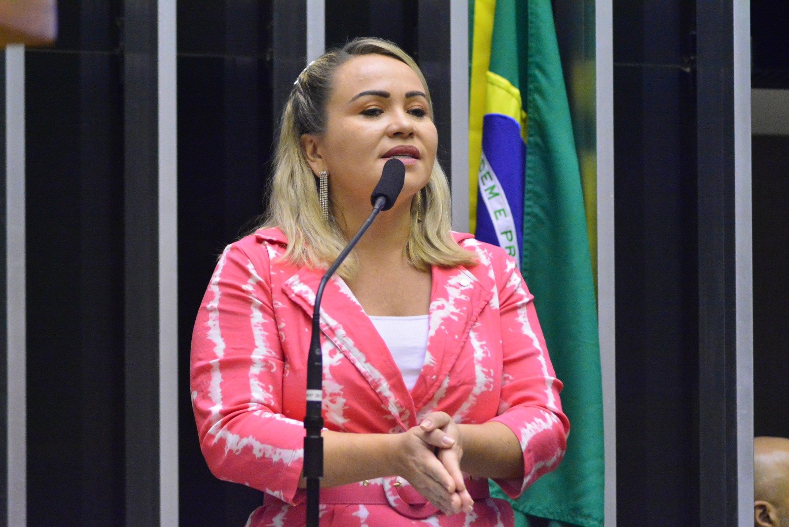 Proposta da Enfermeira Ana Paula prevê emissão de atestado por enfermeiros e enfermeiras