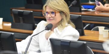 Parecer de Flávia Morais a projeto que beneficia pessoas incapacitadas e idosas é aprovado em comissão