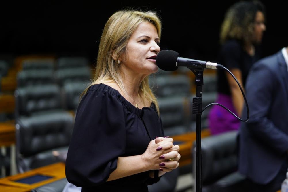 Flávia Morais propõe proibir imagens de pessoas fumando na TV aberta