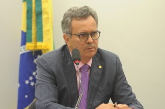 Félix Mendonça Júnior condena corte de verbas e suspensão de bolsas na Educação