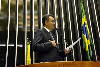 Proposta de Félix Mendonça proíbe fixar cartazes em bens públicos