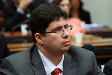 Proposta de Hissa Abraão alerta usuário sobre perigo do uso prolongado de eletroeletrônicos