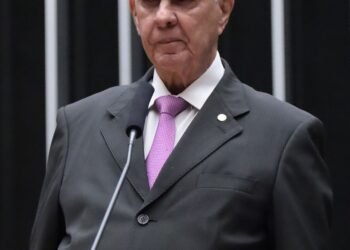 Projeto prevê punir empresa aérea que cancele contrato de passageiro por perder o trecho de ida do voo